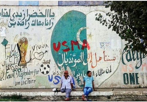 On a très envie de crier Vive l'Algérie, et puis non khalina, cette photo est une parfaite métaphore