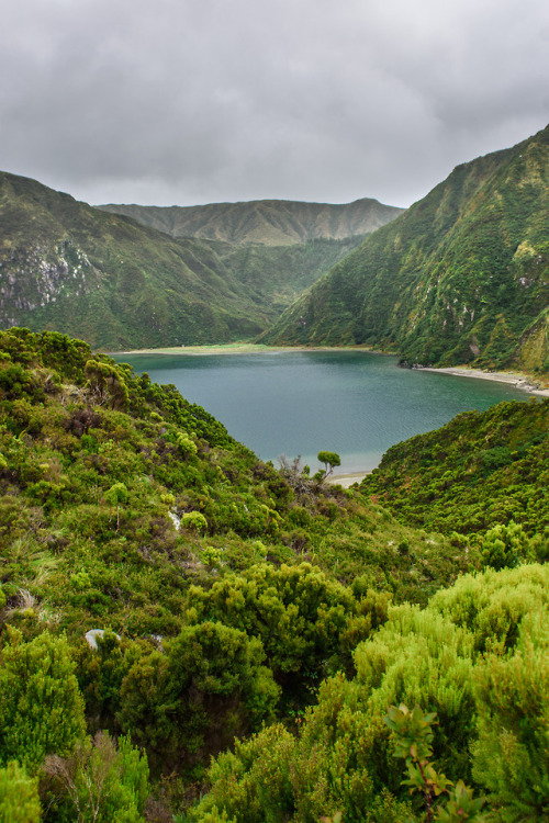 breathtakingdestinations:Lagoa do Fogo - Azores - Portugal (by Viv Lynch) 