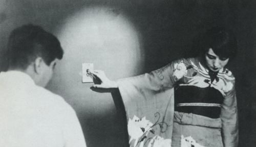 戦前～戦後のレトロ写真さんはTwitterを使っています 「モガをちょっと行きます。昭和4年（1929年）、女優の龍田静枝（1903-1962）。モダンガール女優と言えばまず浮かぶ人です。 他だと、大