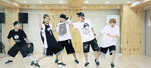 :  이게무슨일이야 (What’s Happening?) dance practice 
