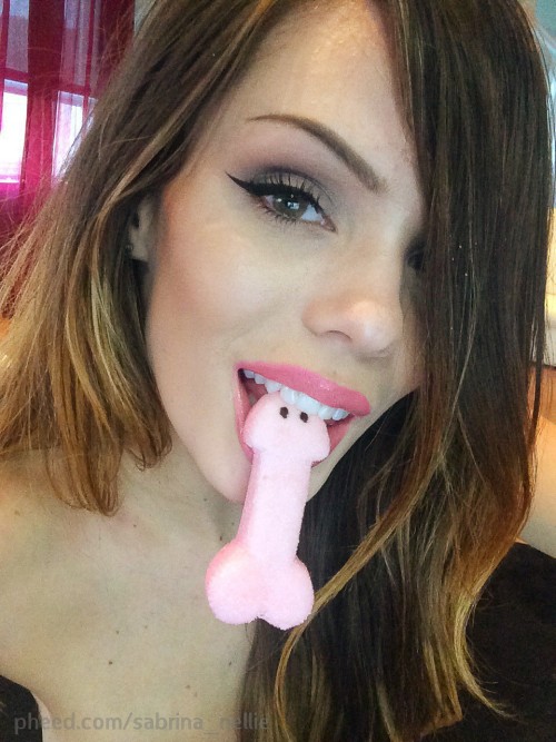 sabrinanelliejuarez:  Sugar in my bangs and I love the D