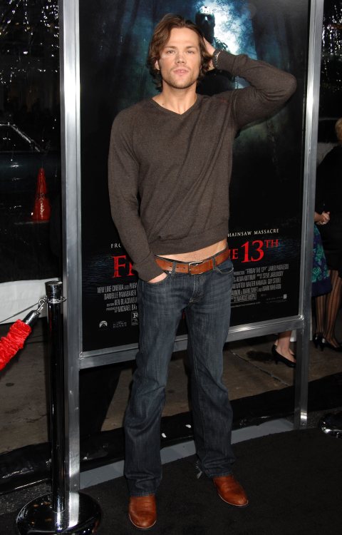 spookyassbutts:  DID SOMEBODY SAY SHIRTS LIFTED BY STRETCHING TO REVEAL A SLIVER OF SKIN. 