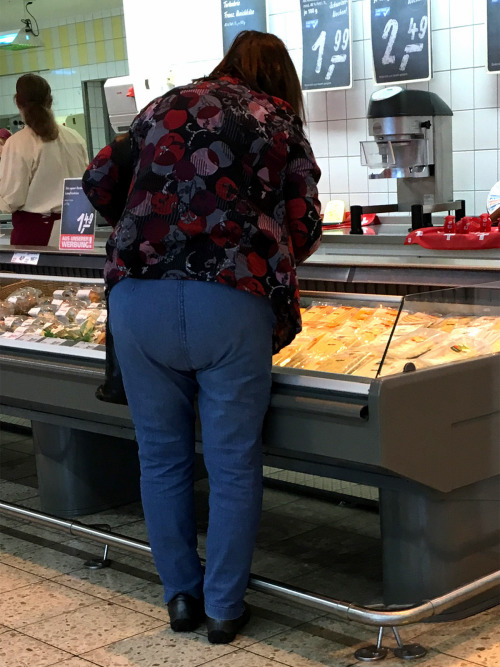 izzydl77: Mature woman diapered in super market. Source : Internet