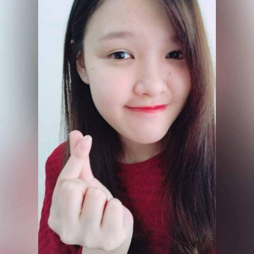 yindangg: 學姐，是個同性戀，之前有一次撞見她和閨蜜正在舌吻，她們沒有發現到我的存在，我就在一旁靜靜地看著她們舌吻。學姐挺主動的，學妹不一會就被推倒在地，眼看下去就要一件一件脫了吧，結果這個時