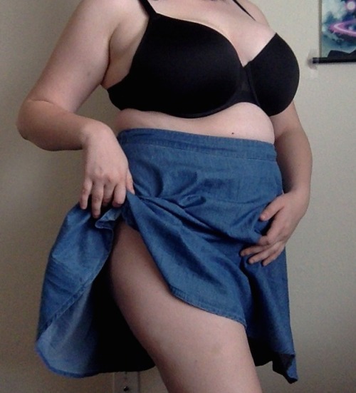 sluttyprimadonna: horny little princess (︶ω︶)