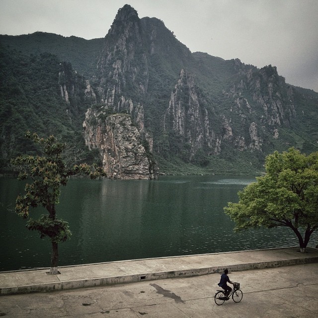 northkoreagram:  On the way to Wonsan, North Korea. (posted Oct. 9, 2013)  via dguttenfelder,