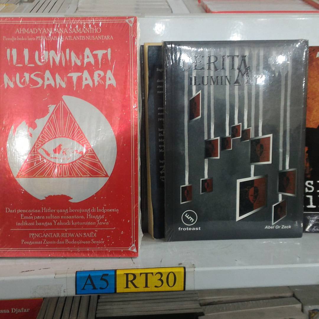 Deretan buku #illuminasi di togamas buah batu. Iseng buka salah satu bukunya, dan di halaman sekian, dibahaslah mengenai candi borobudur yang katanya merupakan peninggalan Nabi Sulaiman dan Negeri Saba.
Serta merta saya simpan lagi bukunya dan segera...