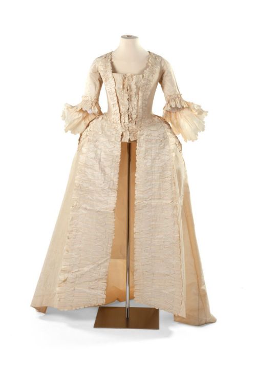 Robe à la française ca. 1780From Enchères Sadde via Interencheres