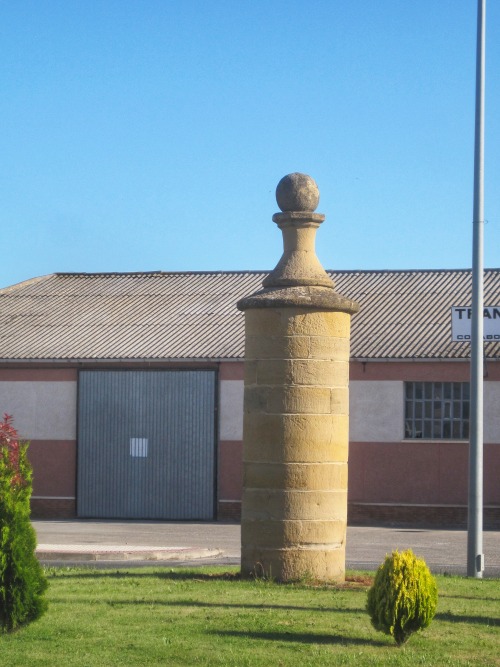 Pilar de piedra en una rotonda, Santo Domingo de la Calzada, 2012.
