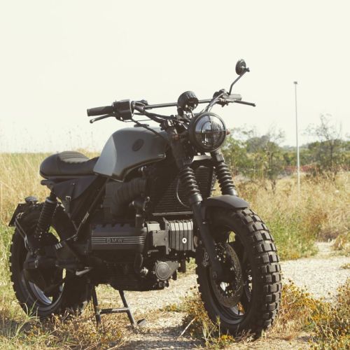 Almost a tank! More than a motorcycle! Dusty #Fury #caferacer #caferacergram #bmwk100caferacer #bmwm