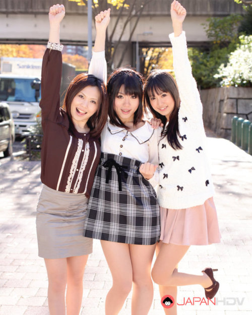 Kotomi Asakura, Chise Aoba and Tsubaki Housho are playful and happy for JapanHDV!