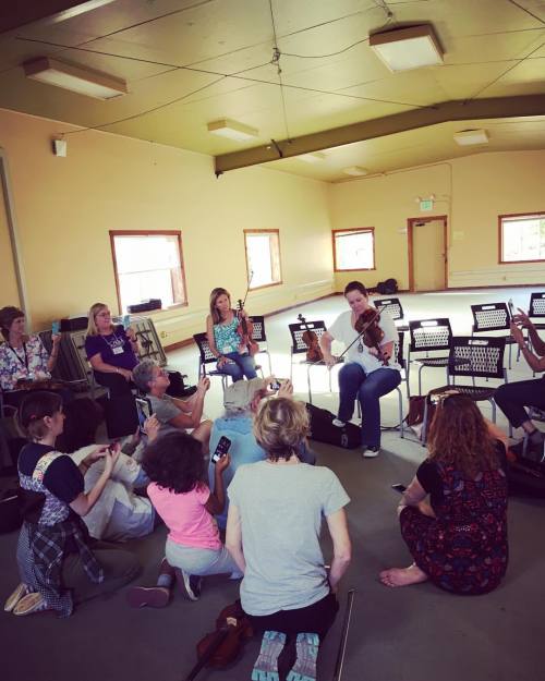 <p>You know how much I love a good press conference/fiddle teaching photo so here’s this. Old time bowing patterns were the theme of the day. #walkercreekmusiccamp #oldtime #fiddle #georgiashuffle  (at Walker Creek Ranch Outdoor School and Conference Center)</p>