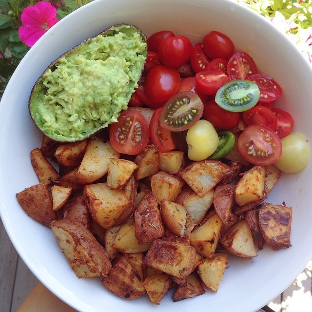 fitwithoutfat:  Lunch. Baked red potatoes w/heirloom tomatoes and guac 🍅. I tossed