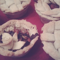 orriculum:I made lil veggie tartlets, but the filling was so good i wish i had made a full sized pie too 🍁