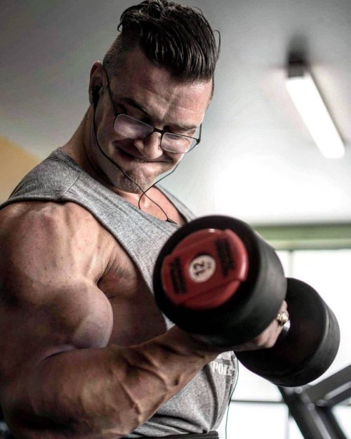 beastpup:  thebigrigmuslefreak:  Bit of a warm up before I hit the heavy weight  Total muscle machine! Got to keep GROWING!