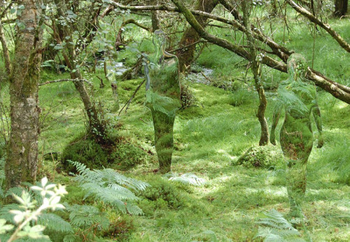 busofstruggle:  weedandsyrup:  showslow:  Amazing mirrored sculptures of humans and animals created by talented Scottish artist Rob Mulholland. Mirrored life-size figures blend into surrounding environment and reflect the constant flux of movement