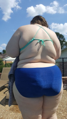 bigbootypandamoo:  My bikini top broke while I was swimming. My boyfriend had to improvise 😘