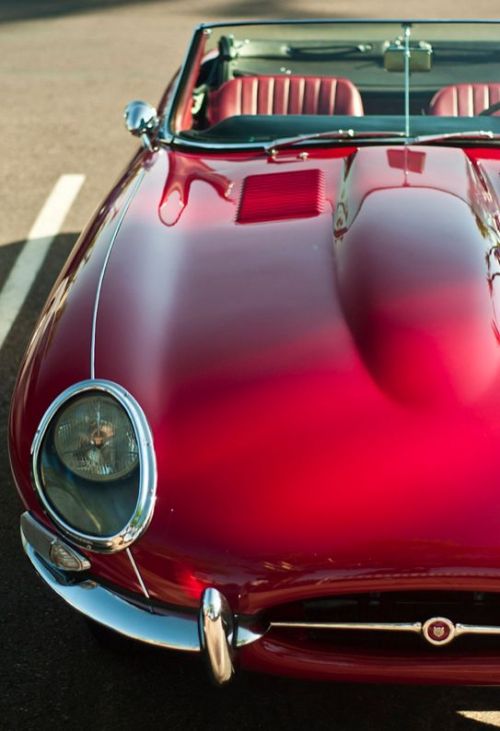 magouille13:Stylish car in red.