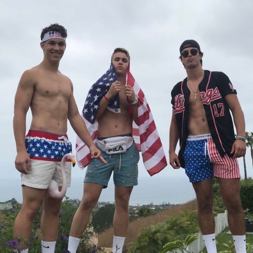 balphab:  Patriotic bros hunting for pussy   All-American douchebros