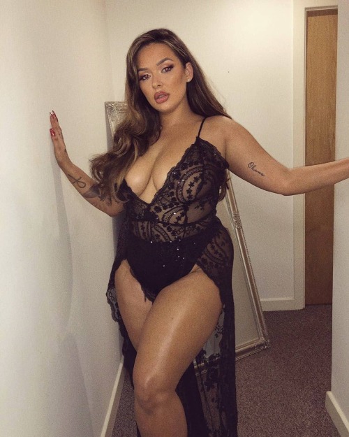 best-thick-girls:  Hot curvy babes near you