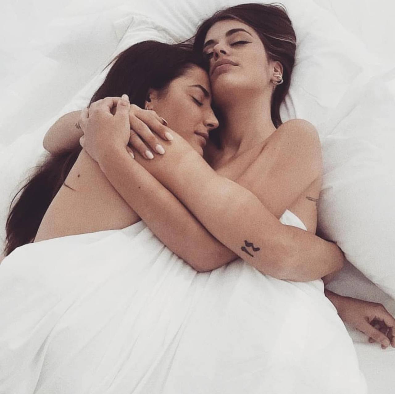 Ласковые лесбиянки. Две девушки в кровати. Две девушки лежат в обнимку. Женская однополая любовь. Подружки спят в обнимку.