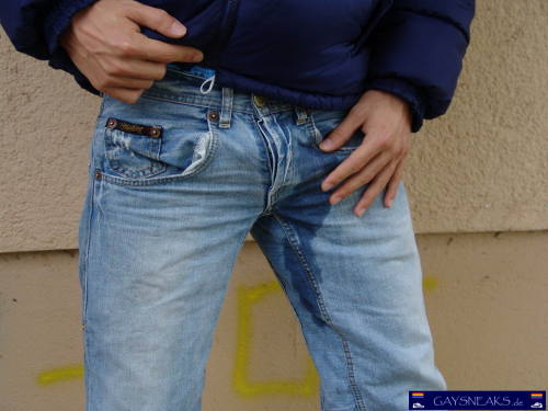 Porn pissinghispants:  cyberstomp:  Jeans pissing photos