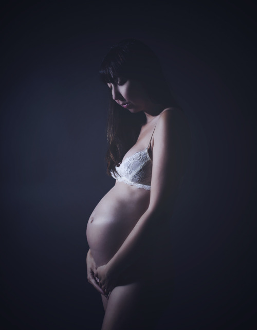 lisakimberly:  growthI haven’t picked up my digital camera in ages to take any sort of personal/artistic photos, so today seemed like a good day to do just that, with my belly growing larger by the week.19 weeks pregnant with two tiny humans. It still