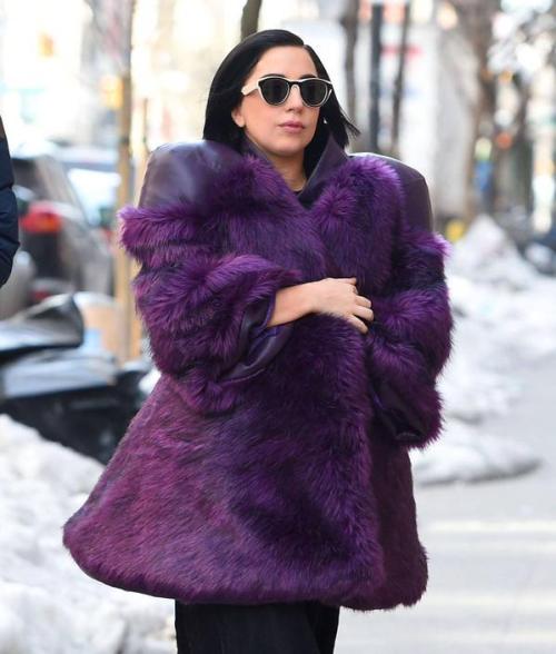 gagafanbase:  Lady Gaga leaving her apartment in NYC, 02/16.  She is hiding her left hand, so doesn’t want to show us her engagement ring yet.