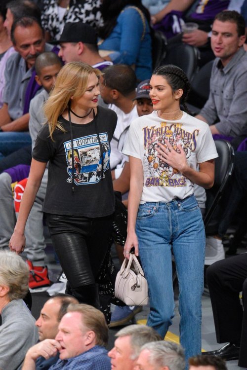 kendallupdate:  October 26. Kendall and Karlie Kloss at the Rockets vs Lakers game credit to kendallkeek 