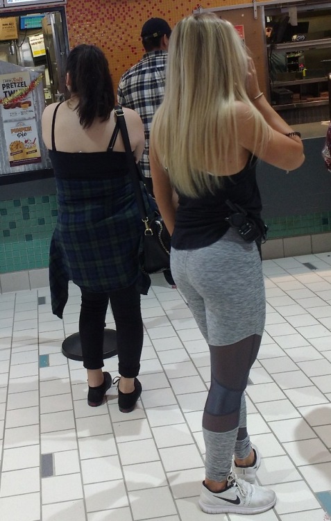 candid mall booty