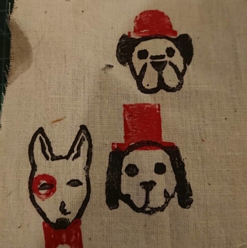 Testing out the stamps I made out a while ago on fabric. I really like these a lot&hellip; Just gott