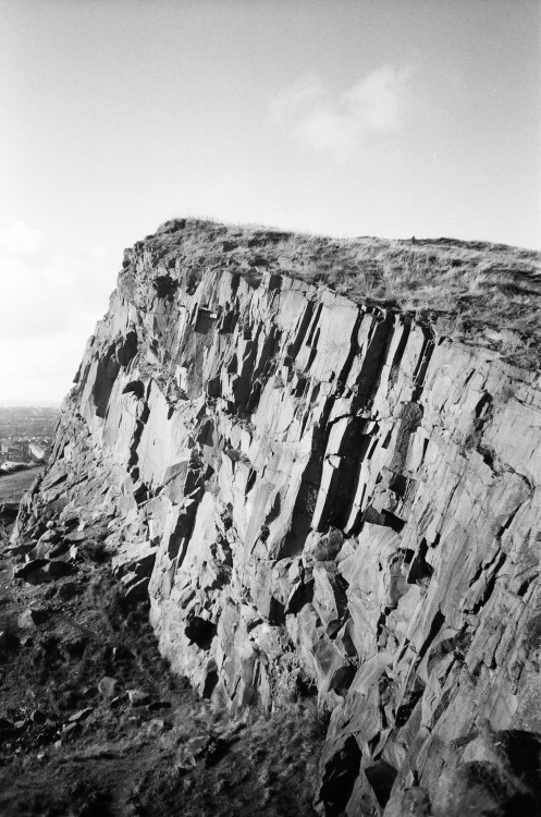 fredpostles:Salisbury Crags / Edinburgh, 2014 / © fred postles