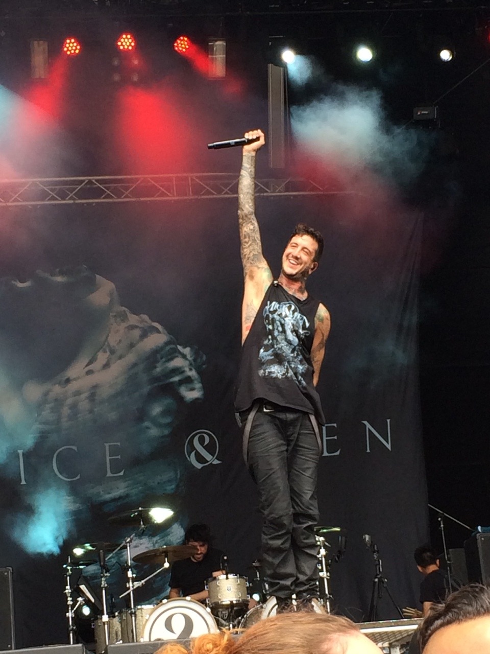 likecancerinmylungs:     biertrichter:  Austin carlile x of mice and men x vainstream’14