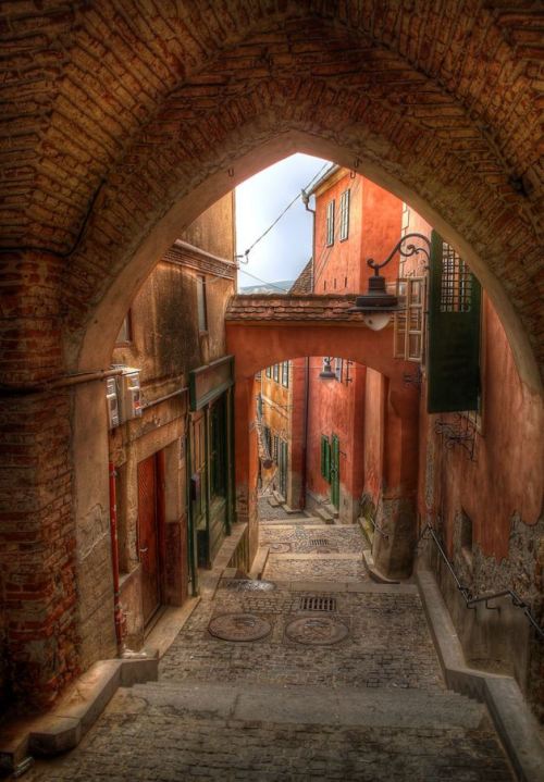Medieval passages in Sibiu / Romania (by Leonard Luca).
