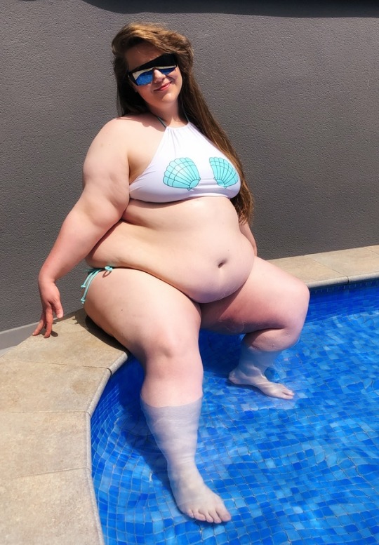 bigcutiebonnie:  Fatty stuffed at the pool 😈🔥