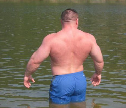 bigguythings:  thebigbearcave:  Oh Derek Poundstone, I know what you can pound. Your rippling muscles make all of us shiver.  Just Big Guys: This is how a Real Man looks, 9/10 