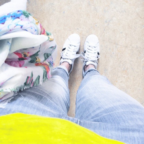 Yellow Monday Jeans Girlfriend absolument parfait @mango ✖ Adidas Superstar ✖ T-shirt en lin @zara ✖