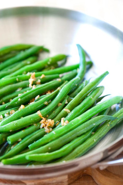 yummyinmytumbly:  Garlic Green Beans