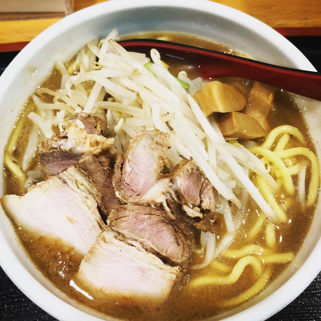 ラーメンブロマイド: 味噌麺処花道(野方)
脂がたっぷり浮いた味噌風味の魚介豚骨スープに極太麺、山盛りもやし、分厚いトロチャーシューとパンチの効いた一品。 #ラーメン
https://www.instagram.com/p/BwET6tCpPHz/?utm_source=ig_tumblr_share&igshid=7db5physcwtq