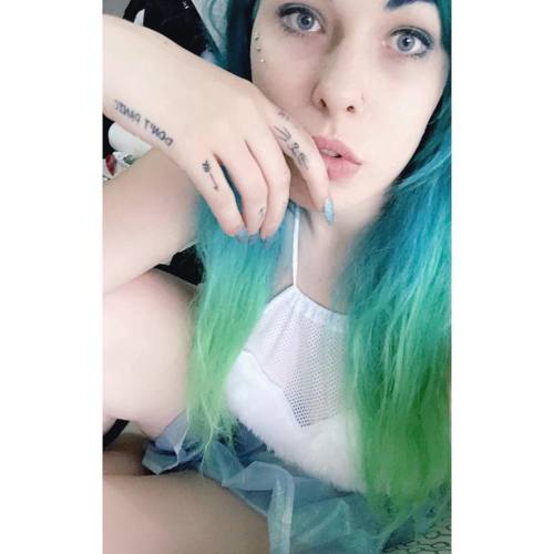 #fauxfurcroptop #transparentskirt #greenombrehair #alternative #babe #dermals #model #mermaid #maccosmetics #nuckletattoos #opi #premium #stoner #sexy #tattoos