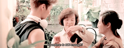 meiren-menglu:Luhan getting spoiled by his grandma….