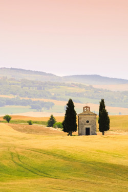 eccellenze-italiane: 	Cappella della Madonna di Vitaleta da Sergio Amiti    	Tramite Flickr: 	Vitaleta chapel, one of Val d'Orcia’s icons, in Tuscany near San Quirico d'Orcia  Nikon D300 | Nikkor28-300@300mm | ƒ13 | ISO200 | 1/200    www.SergioAmiti.com