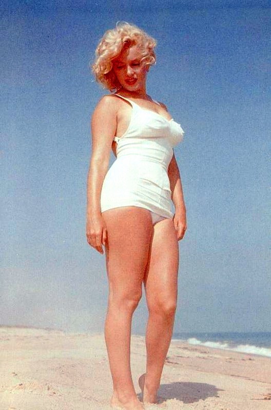 perfectlymarilynmonroe:  Marilyn photographed on the beach by Sam Shaw in Long Island,