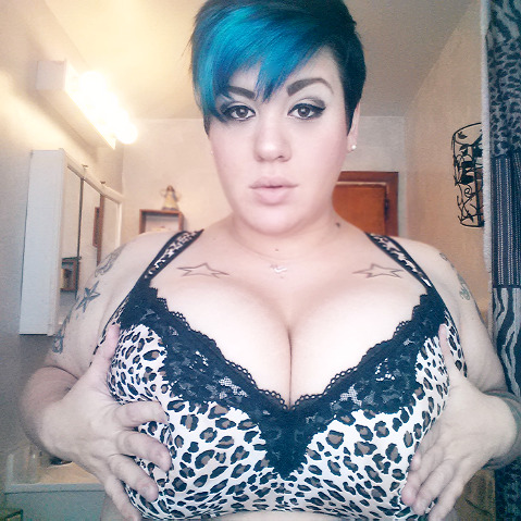 justabebopbaby:  jamzz3454:  justabebopbaby:  love-em-nerdncurvy:  DAMN JENN!!! 