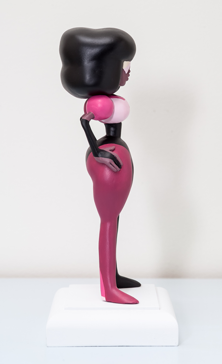 ladyjoyceley:  Garnet made by me Photographed by my father Super Sculpey Firm and Apoxie Sculpt over a wire armature. Primed and then painted with Acrylics.