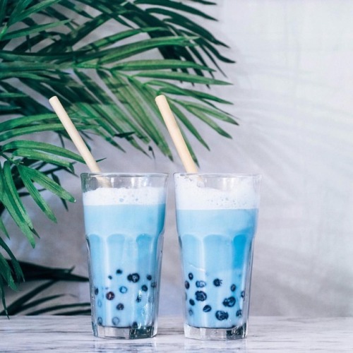 The taste of the ocean continues with these Frothy Bubble Teas ☁️ made with brewed white tea leaves,