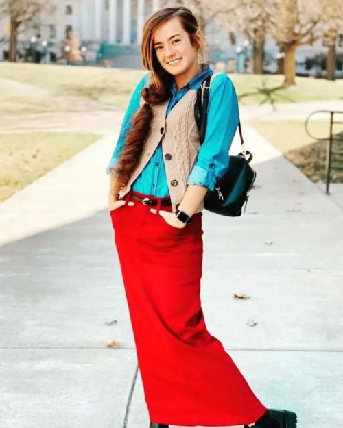 Who doesn&rsquo;t like colored denims?? Our button up colored denim skirts arenow back in red and m