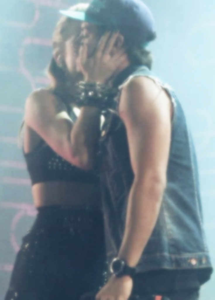 luar-ate-depois-do-fim:  Hum… que beijo gostoso, deve ter ficado a marquinha! hahaha
