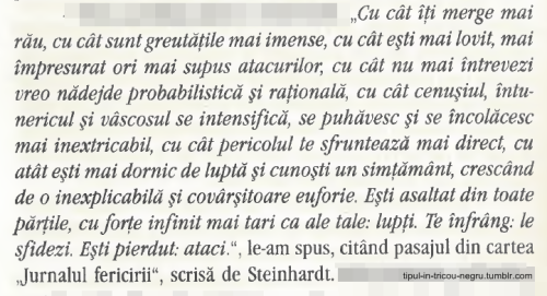 tipul-in-tricou-negru:” Fluturi ”