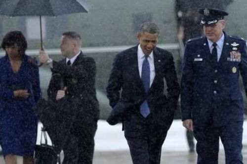 pussy-and-pizzza-x:iamaffscandallover:lydia-can-live:dragoni:President Obama embraced the rainTrump 
